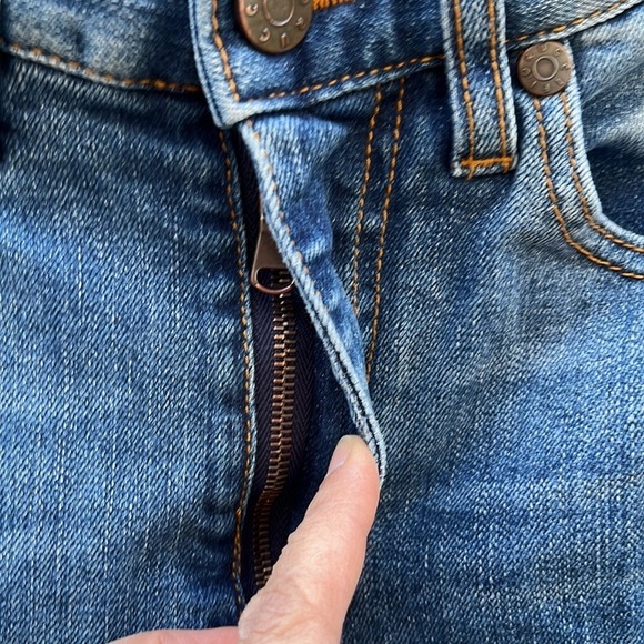 Fiorucci High Rise  Medium Wash Whiskering & Fading Slightly Flare Jeans sz 24 - Picture 6 of 16